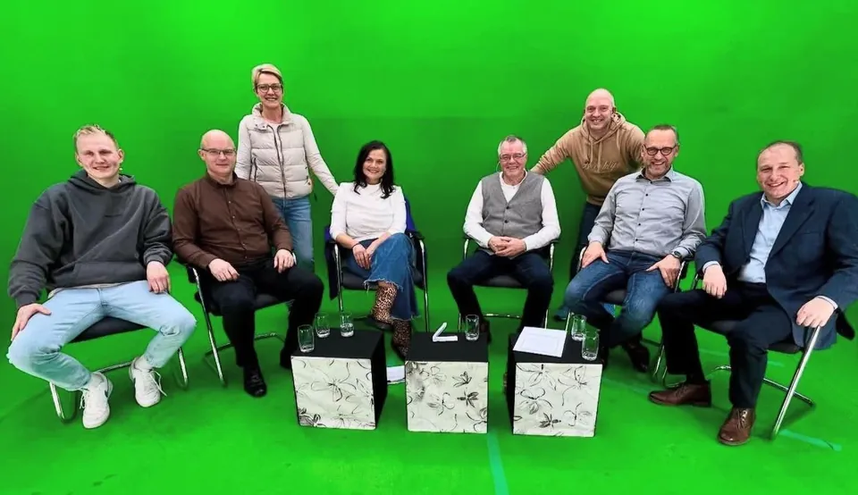 Gesprächsrunde im Greenscreen-Studio